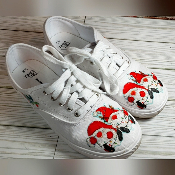Women's Time and Tru white canvas shoes Christmas gnome decorated size 8½ (sg1) - Picture 1 of 8